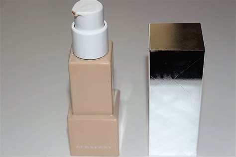 Burberry Bright Glow Foundation Review & Swatch 